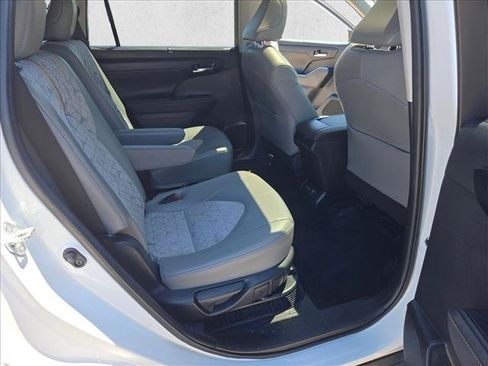 Used 2022 Toyota Highlander Bronze Edition FWD image 22