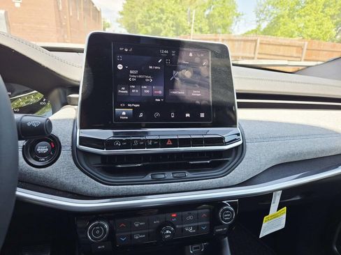 Certified 2025 Jeep Compass Latitude w/ Sun & Sound Group AWD/4WD image 24