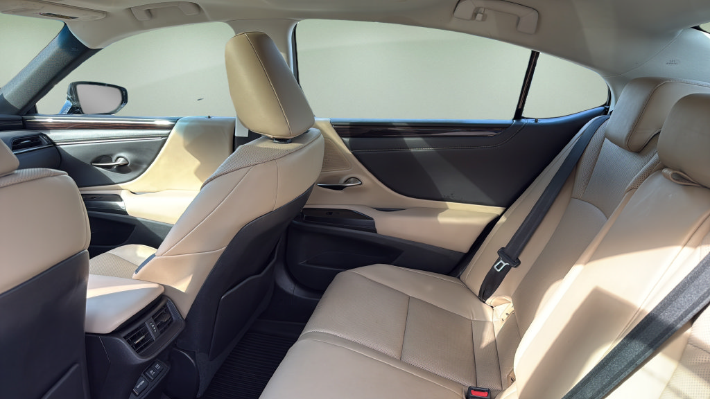 Used 2020 Lexus ES 300h w/ Premium Package FWD image 17
