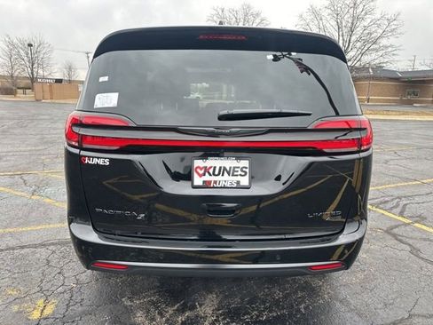 New 2026 Chrysler Pacifica Limited image 13