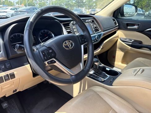Used 2015 Toyota Highlander Limited w/ Driver Technology Package FWD image 4