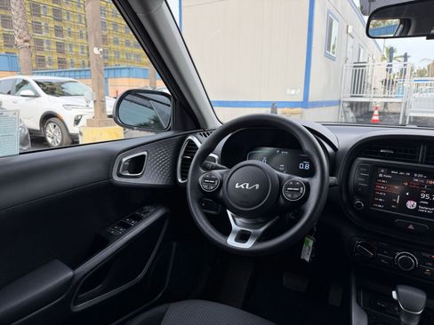 Used 2025 Kia Soul LX w/ LX Technology Package image 32