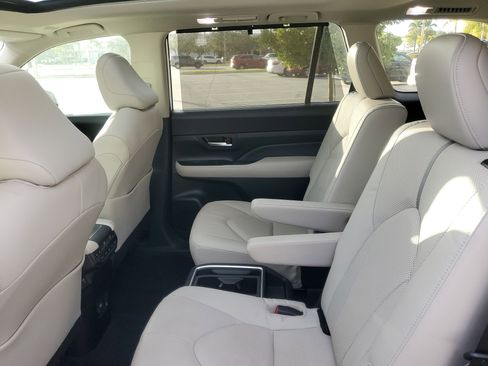 Used 2024 Toyota Grand Highlander Platinum image 12