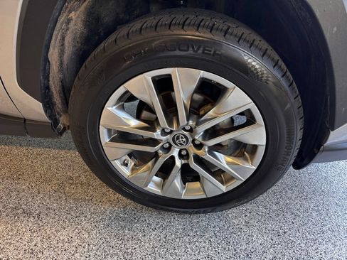 Used 2019 Toyota RAV4 XLE Premium AWD/4WD image 9