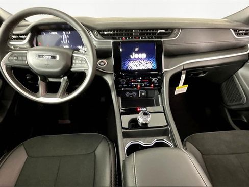 New 2025 Jeep Grand Cherokee Altitude image 6