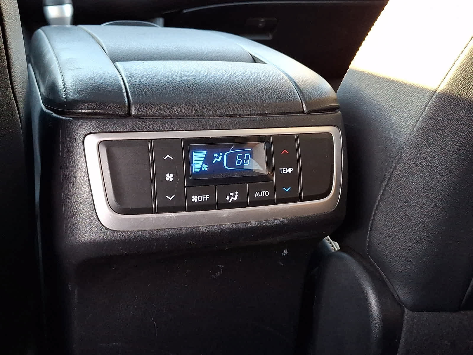 Used 2018 Toyota Highlander XLE AWD/4WD image 13