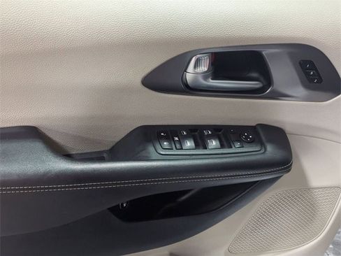 Used 2024 Chrysler Pacifica Select image 22