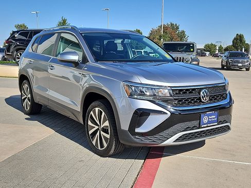 Certified 2022 Volkswagen Taos SE image 4