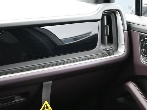 Certified 2025 Porsche Cayenne S image 21