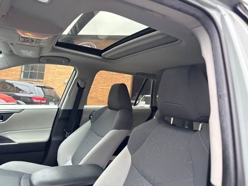 Used 2021 Toyota RAV4 XLE w/ Convenience Package AWD/4WD image 9
