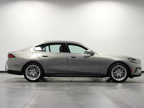 Used 2024 BMW 530i xDrive image 3