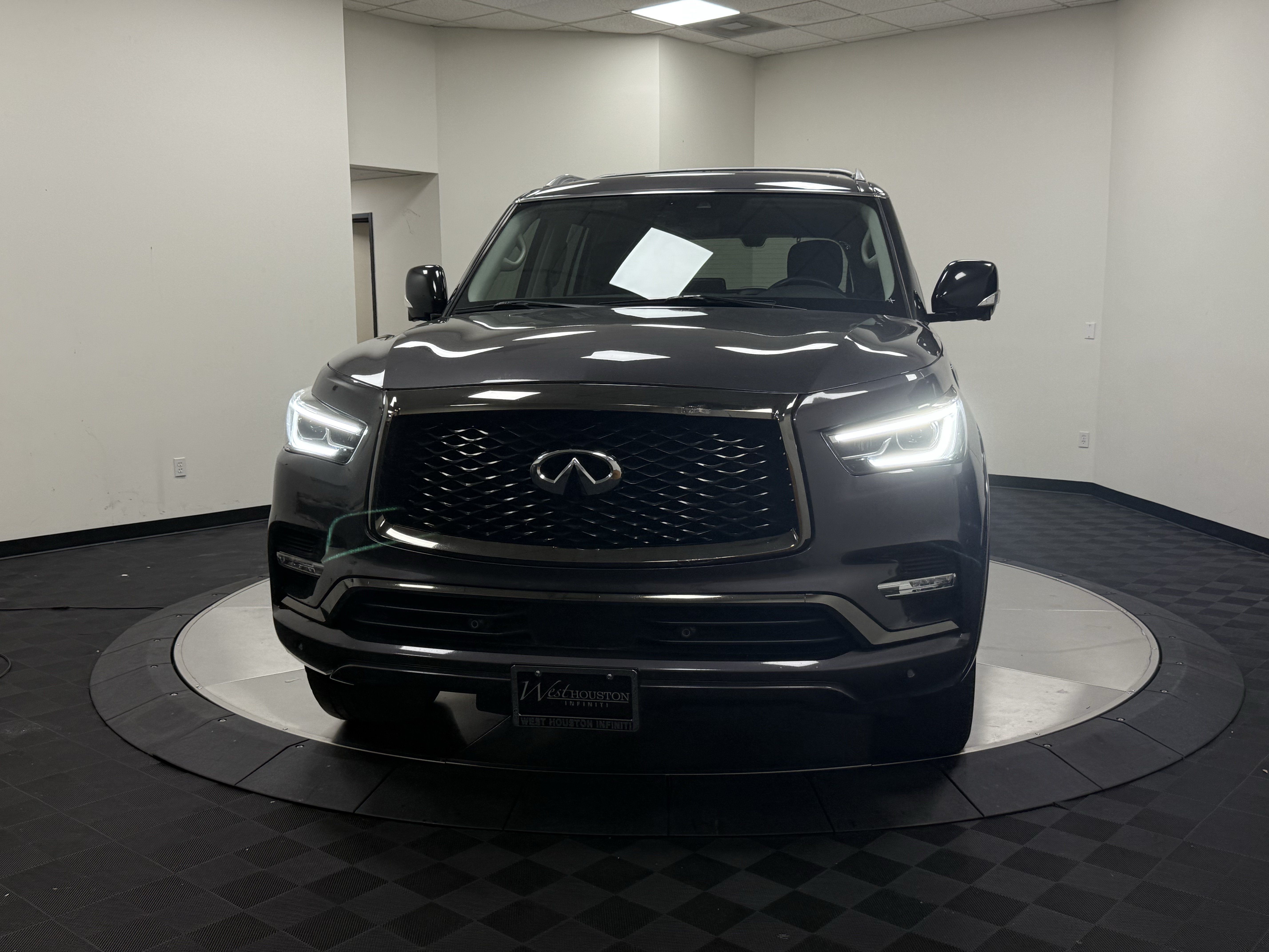 Used 2022 INFINITI QX80 Premium Select w/ All-Season Package RWD image 2