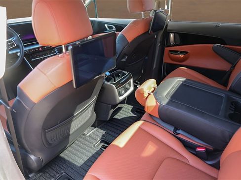 Used 2023 Kia Carnival SX Prestige image 30