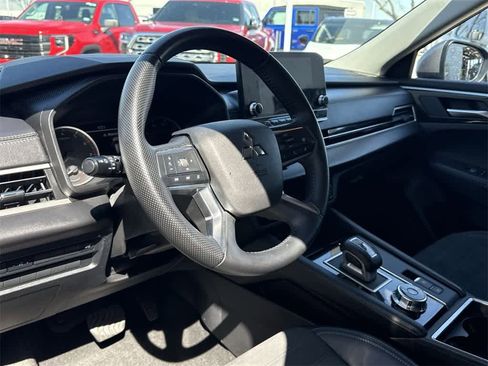 Used 2024 Mitsubishi Outlander SE image 2