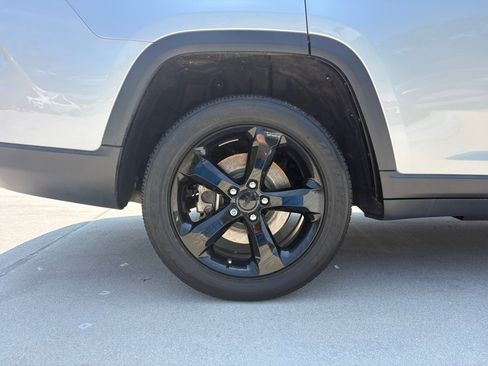 Used 2023 Jeep Grand Cherokee L Laredo AWD/4WD image 27