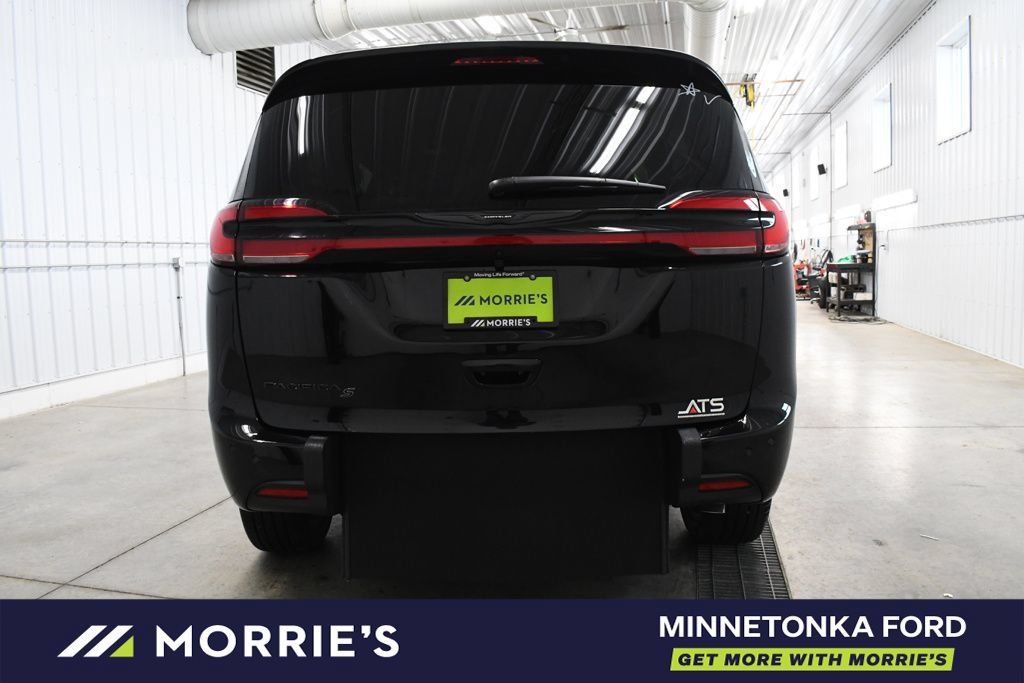 Used 2026 Chrysler Pacifica Select w/ S Appearance Package FWD image 7