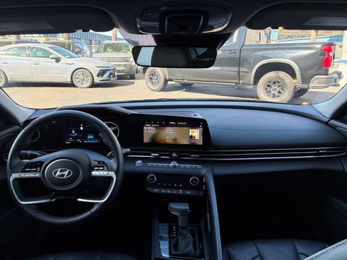 Used 2025 Hyundai Elantra Limited image 35