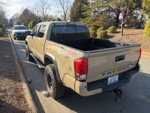 Used 2017 Toyota Tacoma TRD Off-Road image 11