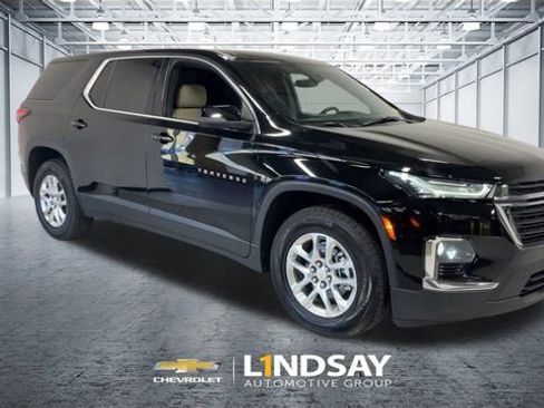 Used 2023 Chevrolet Traverse LS image 3