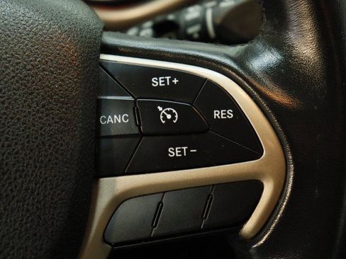 Used 2016 Jeep Cherokee Latitude AWD/4WD image 12