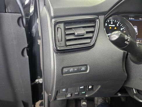 Used 2018 Nissan Rogue SV AWD/4WD image 29