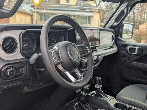 Used 2025 Jeep Wrangler Unlimited Sahara w/ Safety Group image 19