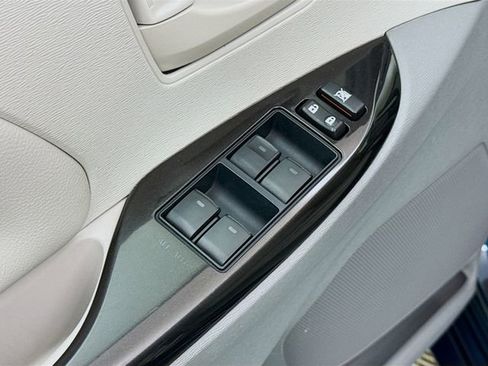 Used 2012 Toyota Sienna LE w/ Towing Pkg FWD image 17
