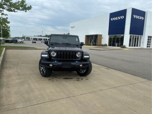 Used 2024 Jeep Wrangler Unlimited w/ Convenience Group AWD/4WD image 2