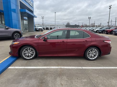 Used 2018 Toyota Camry XLE image 1