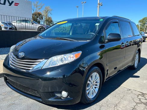 Used 2017 Toyota Sienna XLE image 1