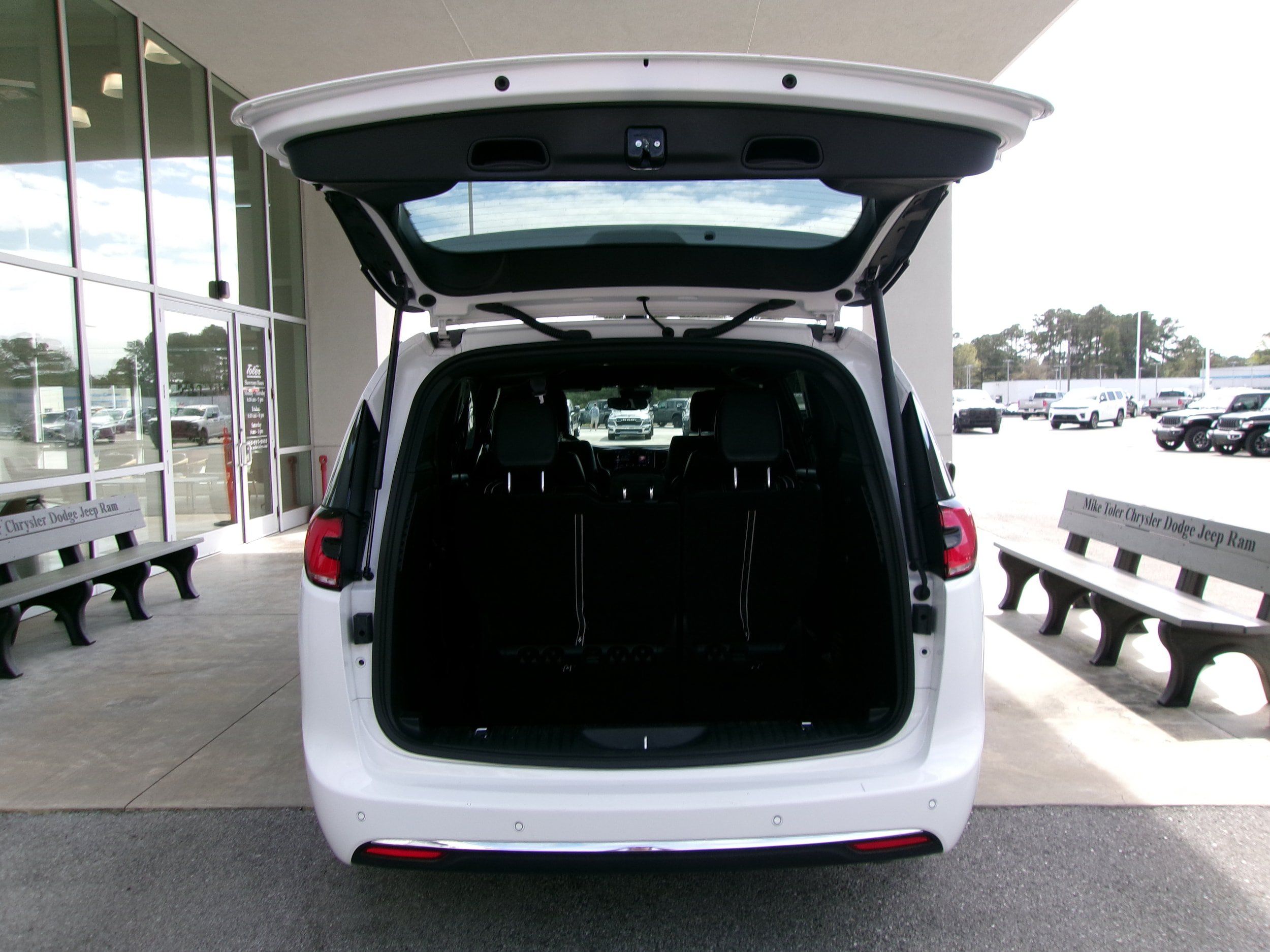 Used 2025 Chrysler Pacifica Select FWD image 20