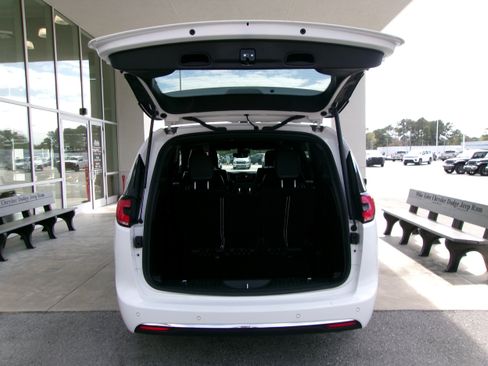 Used 2025 Chrysler Pacifica Select FWD image 20