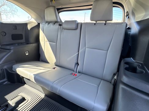 Used 2022 Toyota Highlander XLE image 32