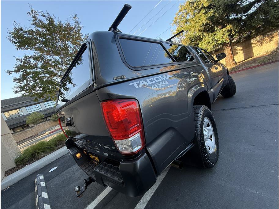 Used 2017 Toyota Tacoma SR AWD/4WD image 22