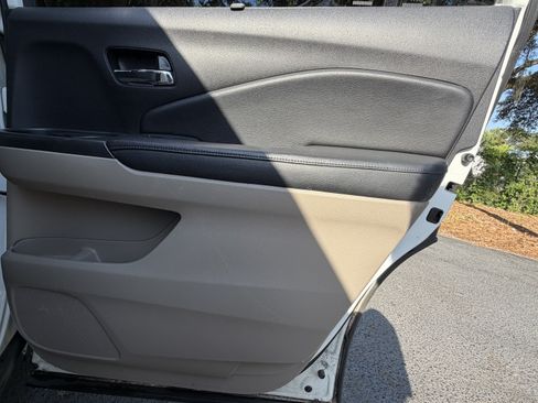 Used 2017 Honda Pilot Touring image 38