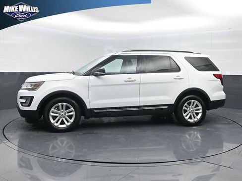 Used 2017 Ford Explorer XLT w/ Equipment Group 202A FWD image 4