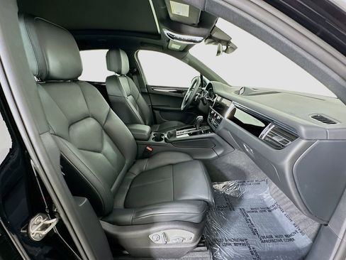 Used 2025 Porsche Macan image 31