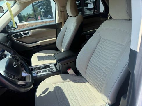 Used 2020 Ford Explorer XLT image 3