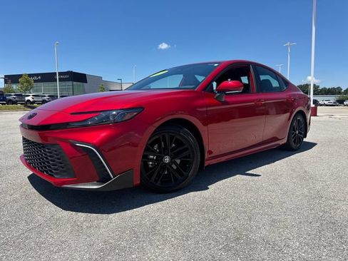 Used 2025 Toyota Camry SE FWD image 1