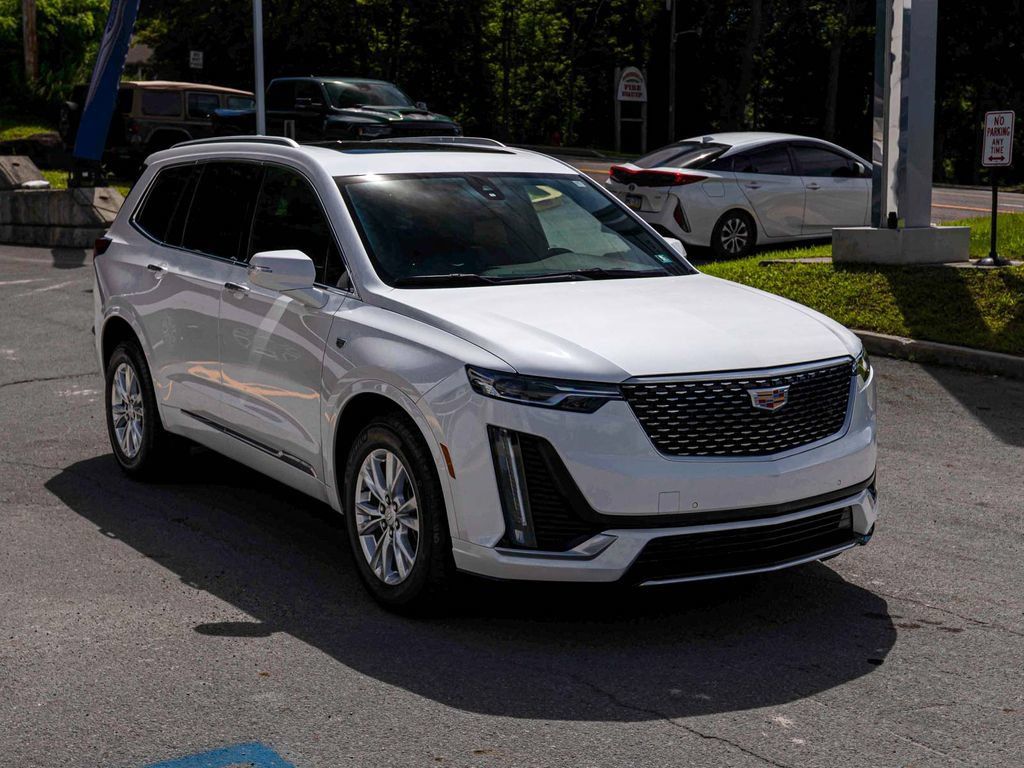 Used 2024 Cadillac XT6 Luxury w/ LPO, Floor Liner Package AWD/4WD image 3