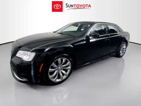 Used 2017 Chrysler 300 Limited image 9