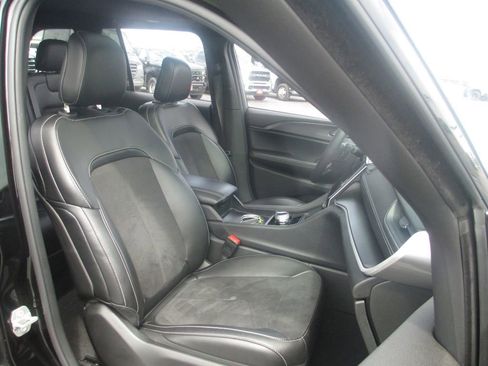 Used 2024 Jeep Grand Cherokee Altitude AWD/4WD image 22