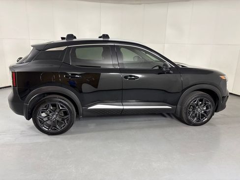 Certified 2025 Nissan Kicks SR FWD image 9