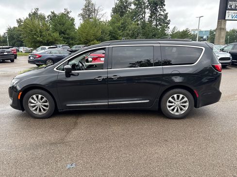 Used 2017 Chrysler Pacifica Touring-L FWD image 13