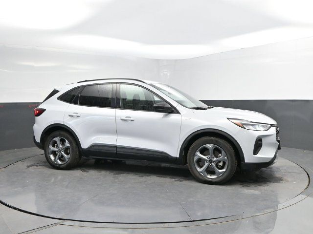 Used 2025 Ford Escape ST-Line FWD image 3