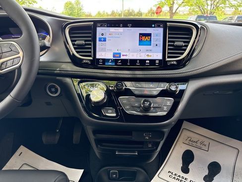 New 2026 Chrysler Pacifica Select FWD image 29