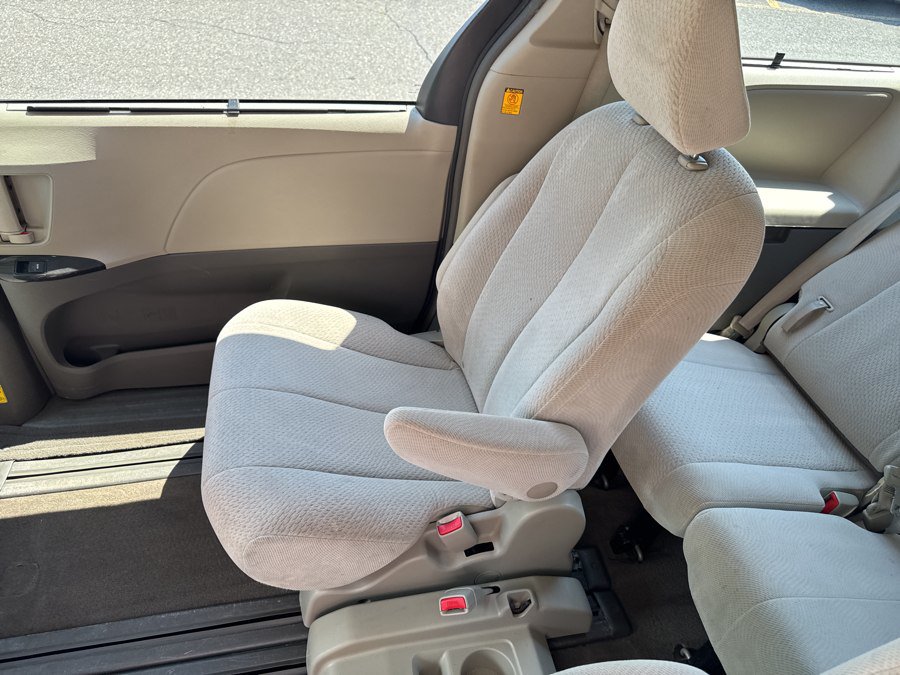 Used 2013 Toyota Sienna LE FWD image 20