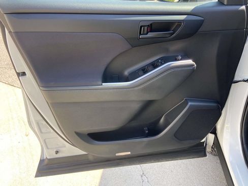 Used 2022 Toyota Highlander LE FWD image 14
