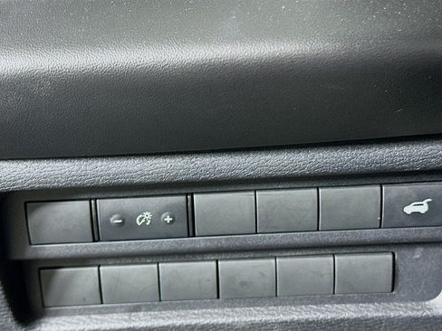 Used 2024 Mitsubishi Outlander SE image 16