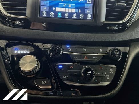 Used 2020 Chrysler Pacifica Touring-L w/ S Appearance Package FWD image 17